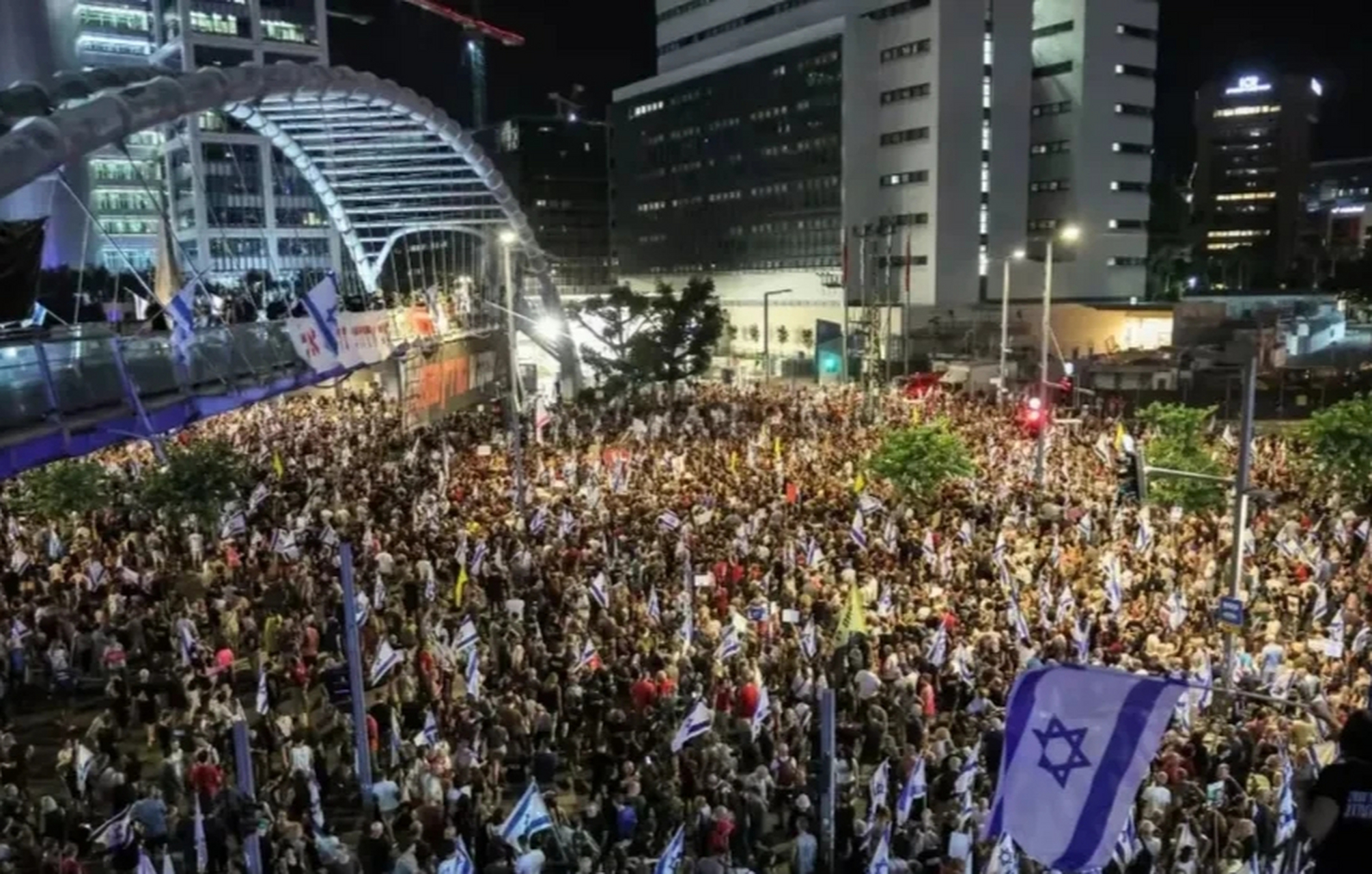 他们高喊口号,声讨政府的战争政策,痛斥这场冲突给以色列带来的巨大