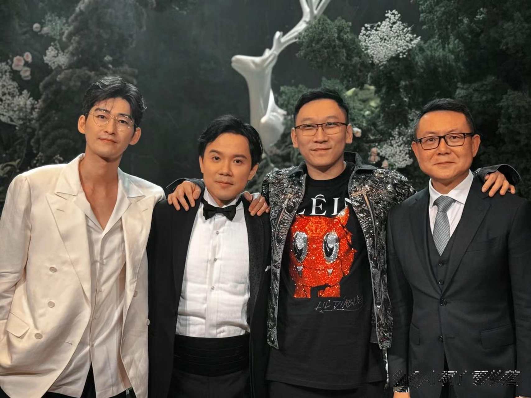 张翰参加好友婚礼,金丝眼镜白西装