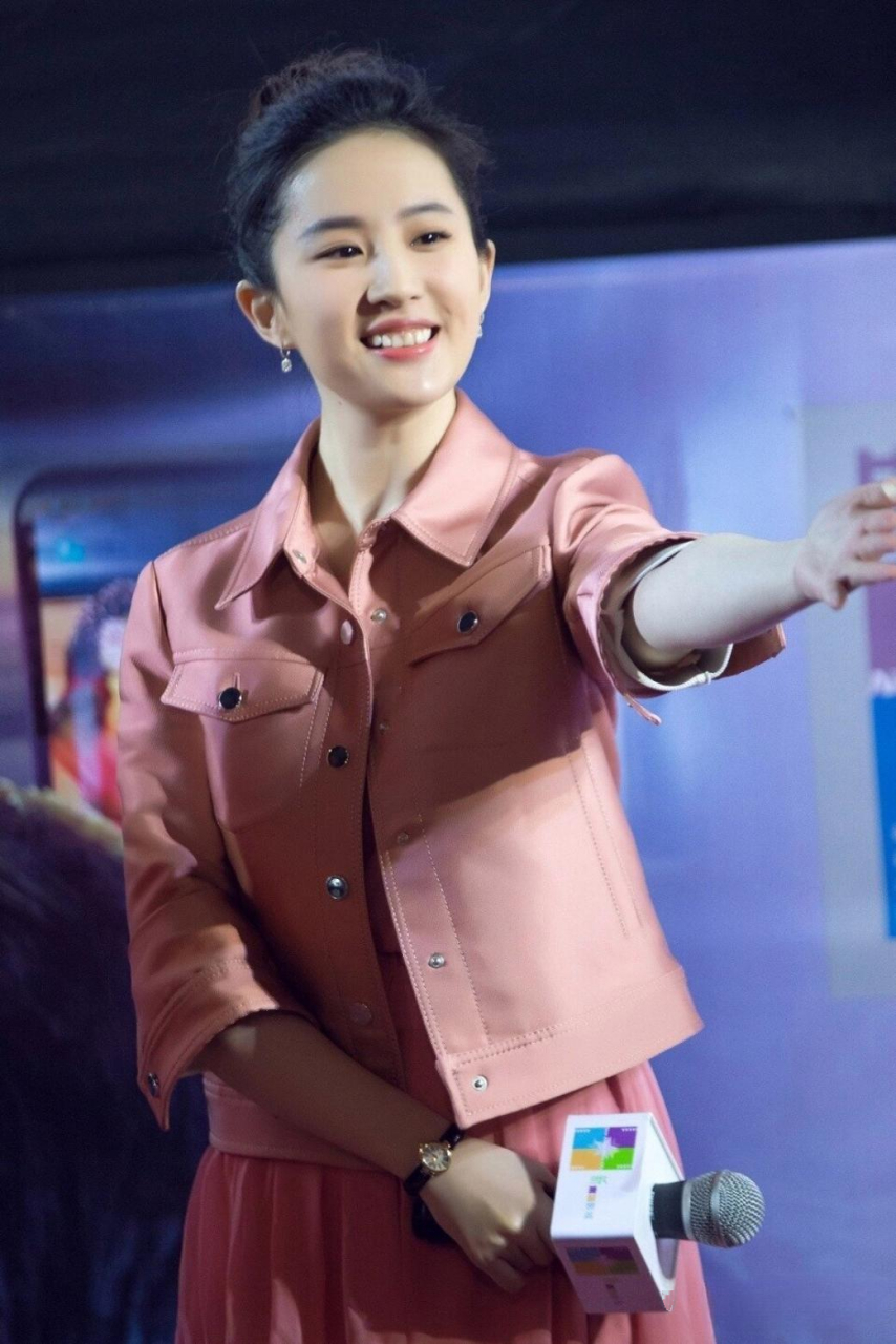 刘亦菲早期丸子头美照,水嫩的脸蛋甜美的笑容,不愧是神仙姐姐,太美了!