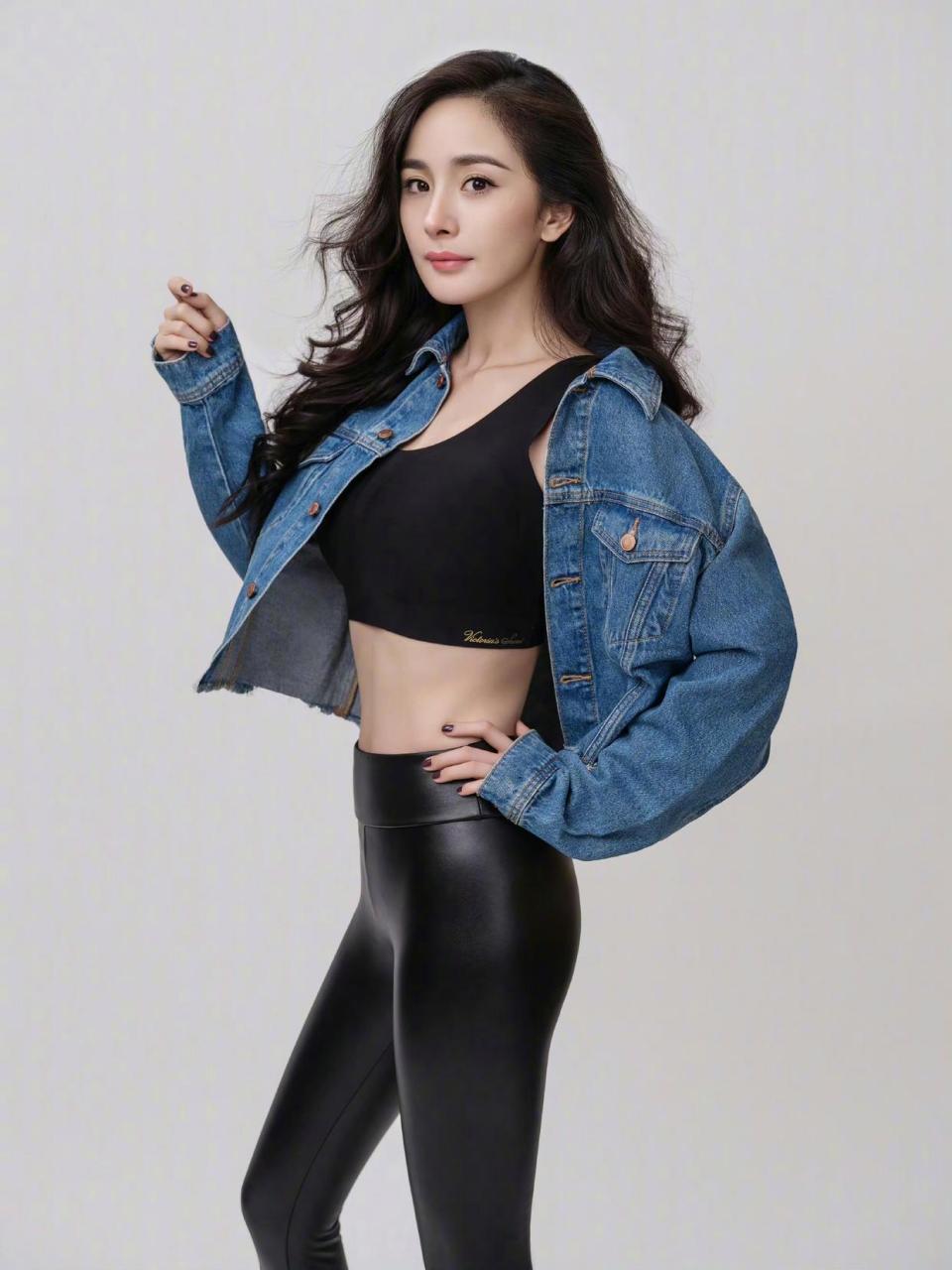 杨幂身穿紧身皮裤