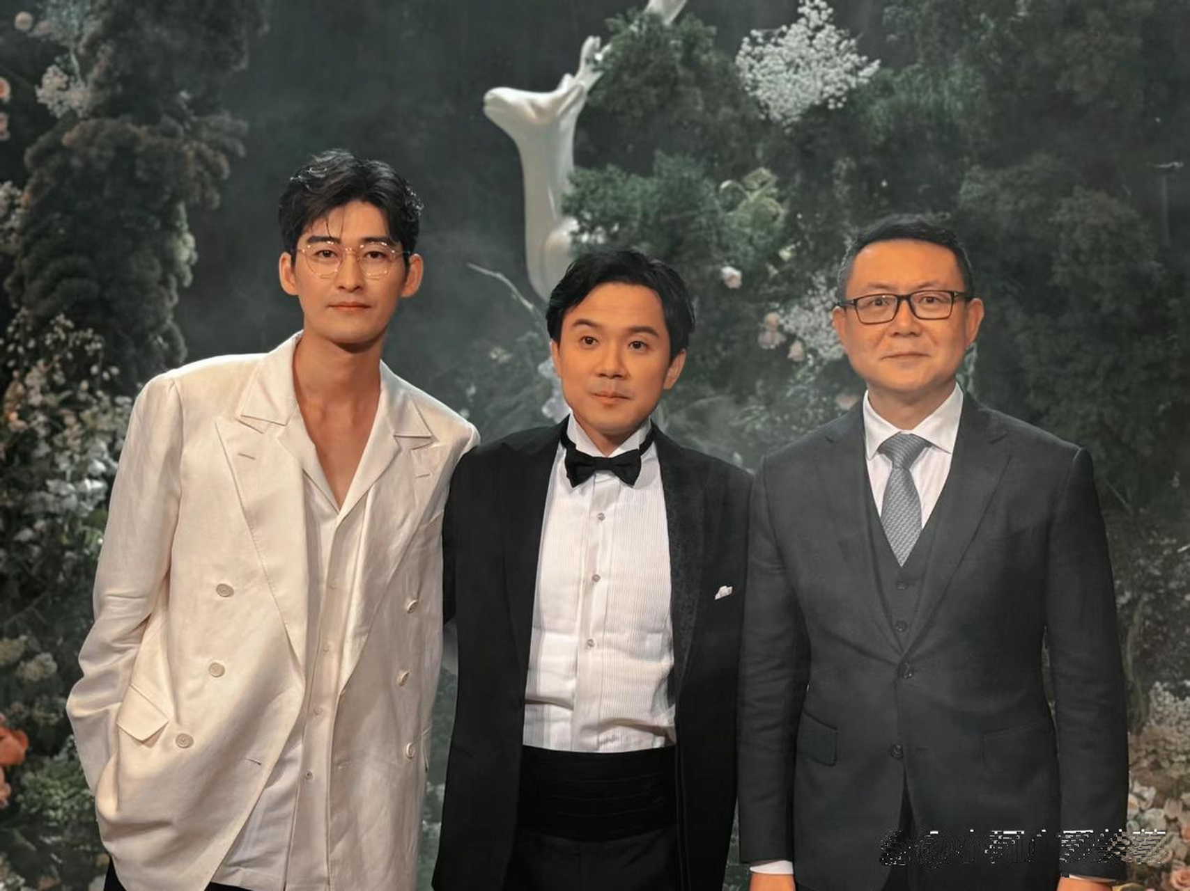 张翰参加好友婚礼,金丝眼镜白西装