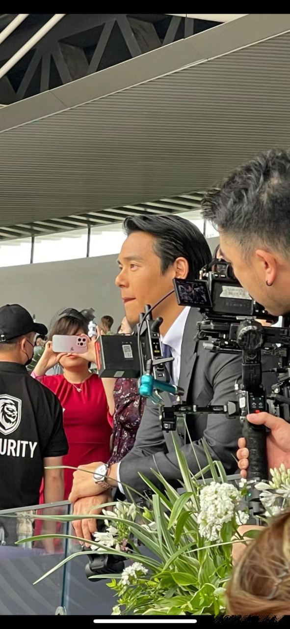 42岁的彭于晏原相机直拍,好久没见他活动了,显老了已经.