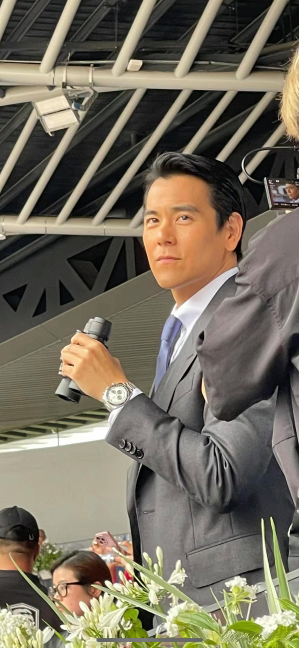 42岁的彭于晏原相机直拍,好久没见他活动了,显老了已经.