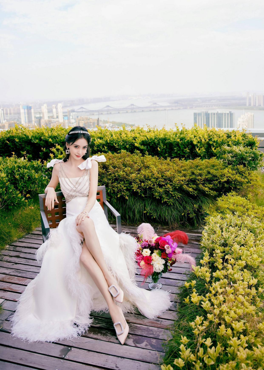 angelababy这个浪漫照,能当"婚纱照"模板了,美翻了
