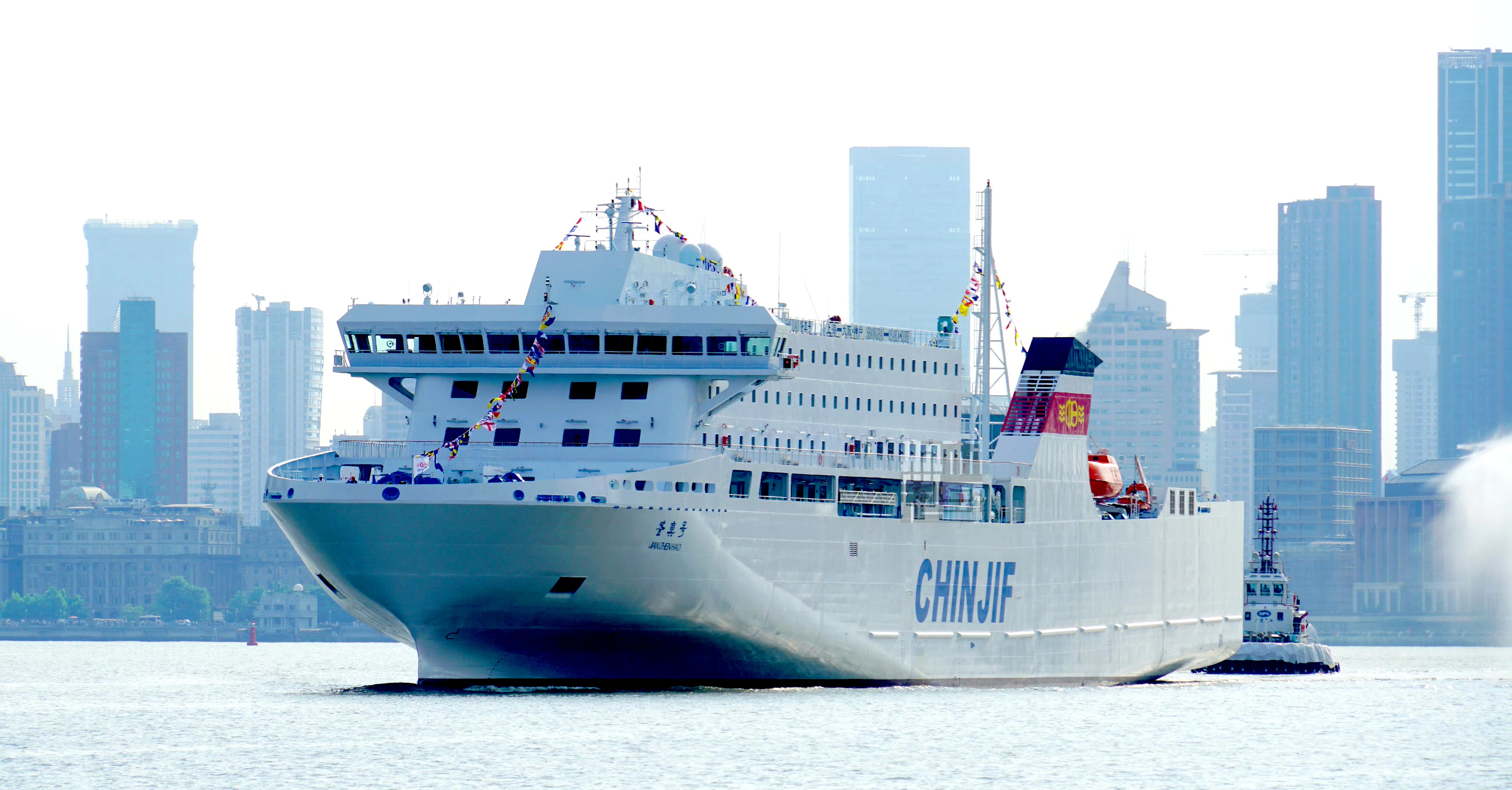 该船总长167米,型宽25米,总吨位2万吨,设计航速