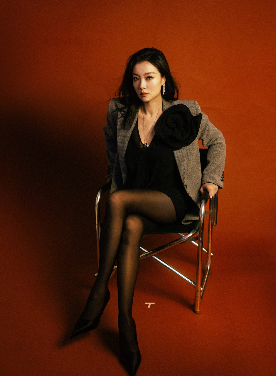 齐溪,黑色连衣短裙搭配灰色西服,性感黑丝高跟鞋,性感迷人!