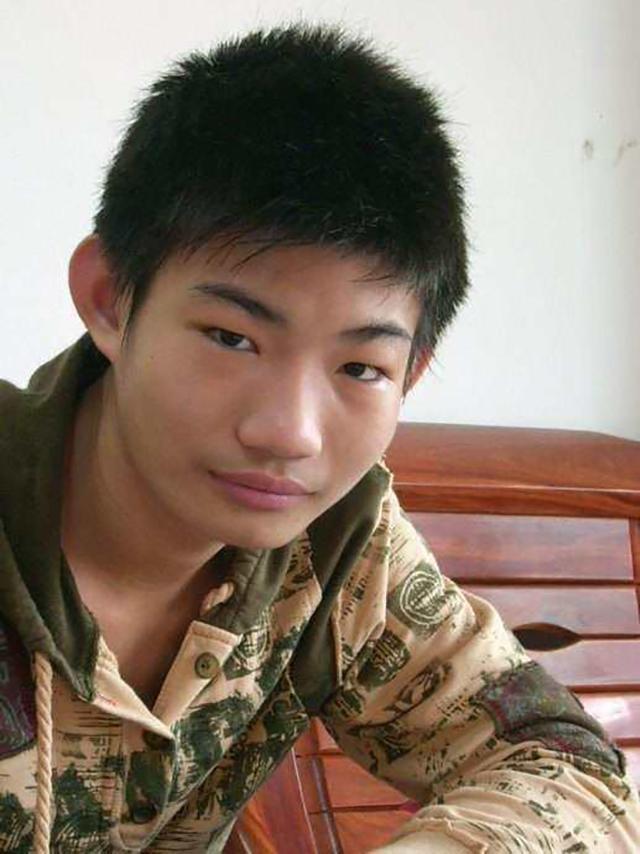 回顾:河南懒人杨锁到底有多懒,脚不沾地吃饭靠喂,23岁