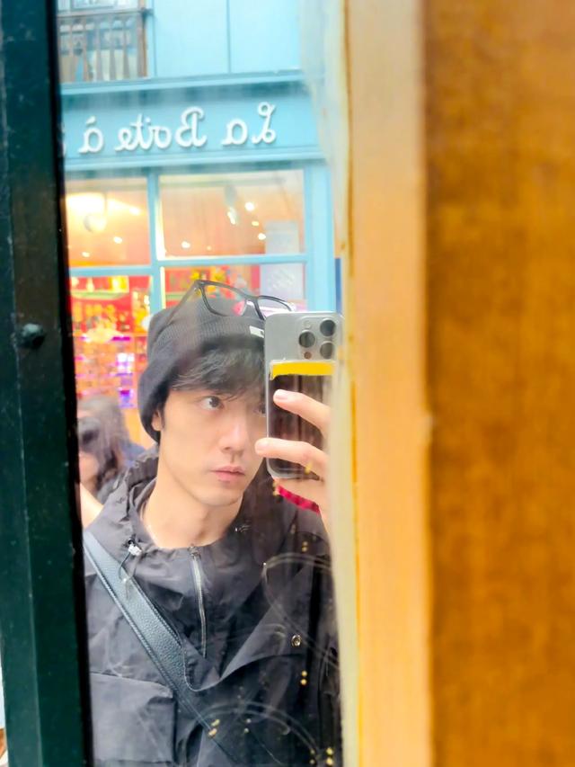 肖战瑞士度假晒背影,网友:这是全家"背影杀手"组合吗?
