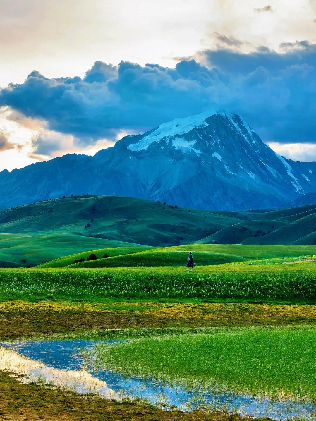 通往高原江南巴塘,盘旋于广袤群山之中的小路,这是一条观赏雪山风光的