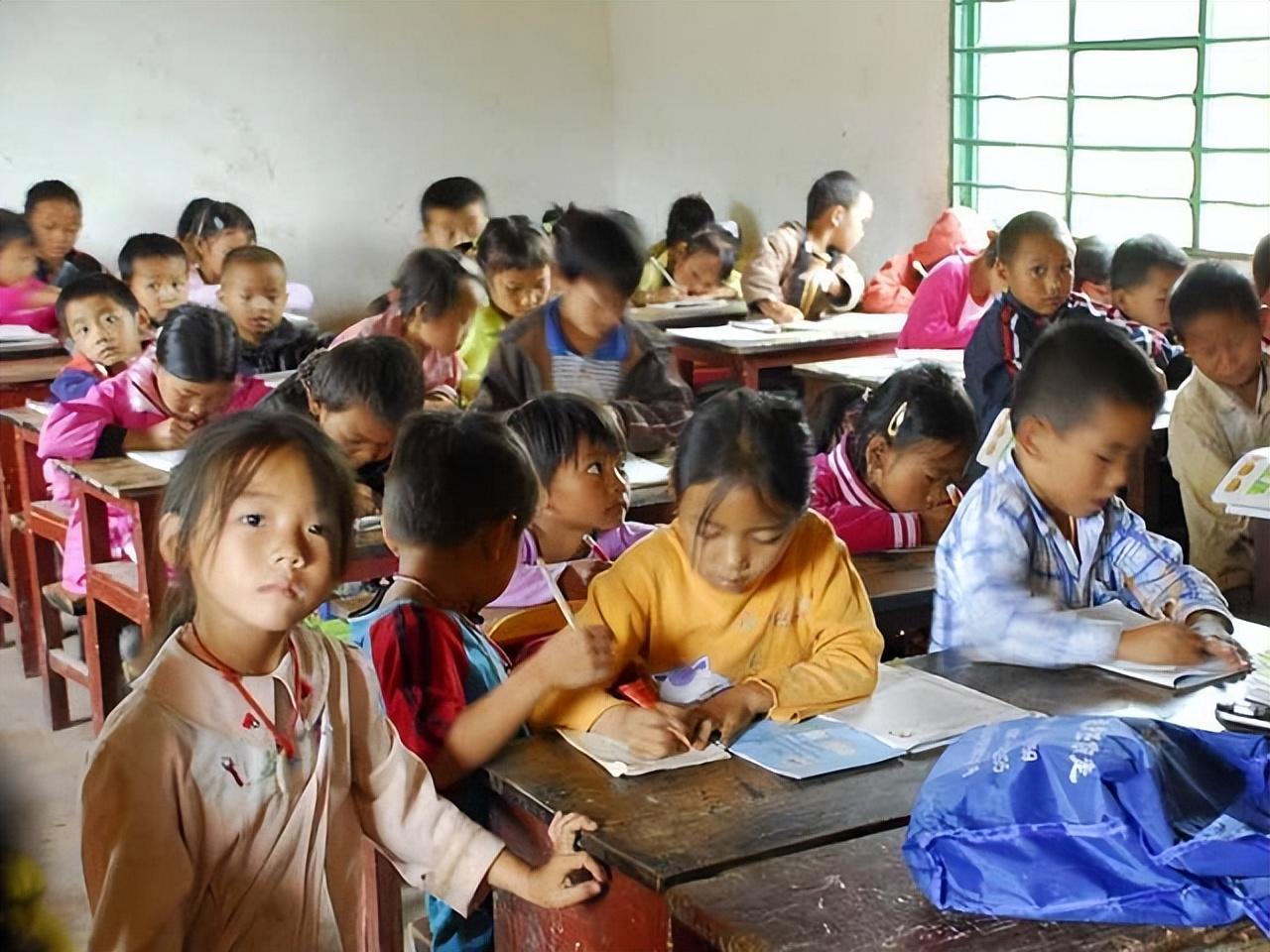 回顾:河南懒人杨锁到底有多懒,脚不沾地吃饭靠喂,23岁