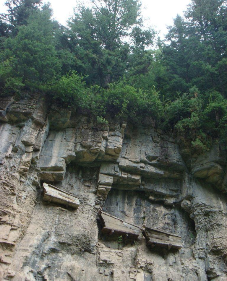 2017年,科考队冒死进入三峡绝壁发现白骨,揭开千年迷窟的谜团