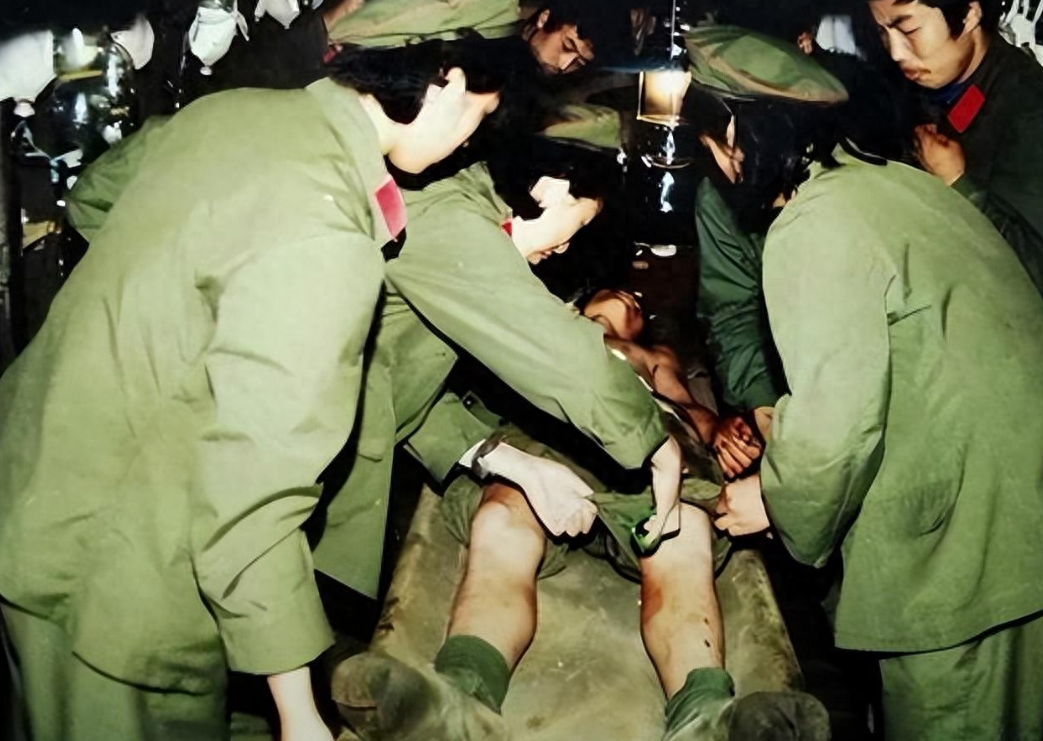 86年老山战场,"亲吻"临终战士的女兵张茹,29年后去他墓前痛哭