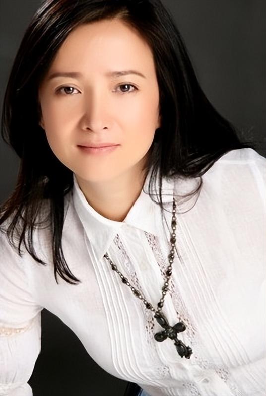 回顾何晴:演遍四大名著弃同居男友,嫁三婚许亚军患癌后懂真爱