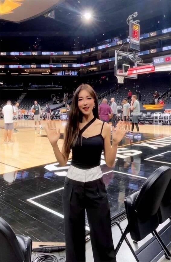 nba主播周玲安,身材傲人却嫁大17岁的美国丈夫,现过得怎样