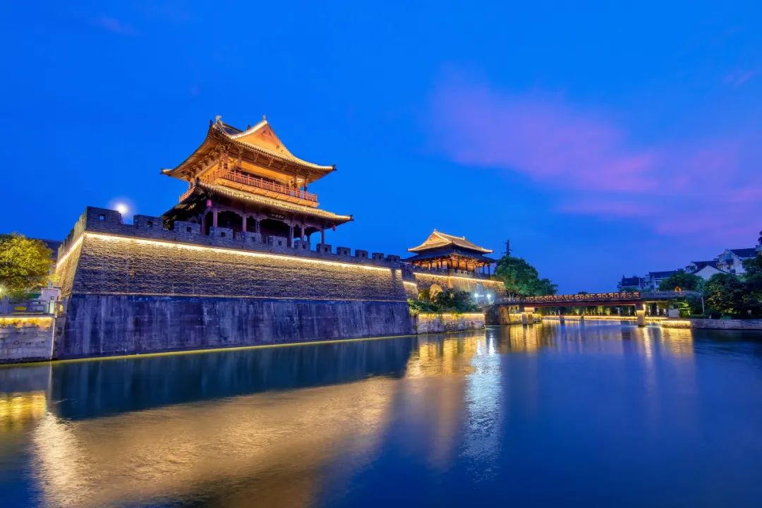 迎恩门 金色的余晖洒满天空,迎恩门仿佛被镀上了一层金色的光辉.