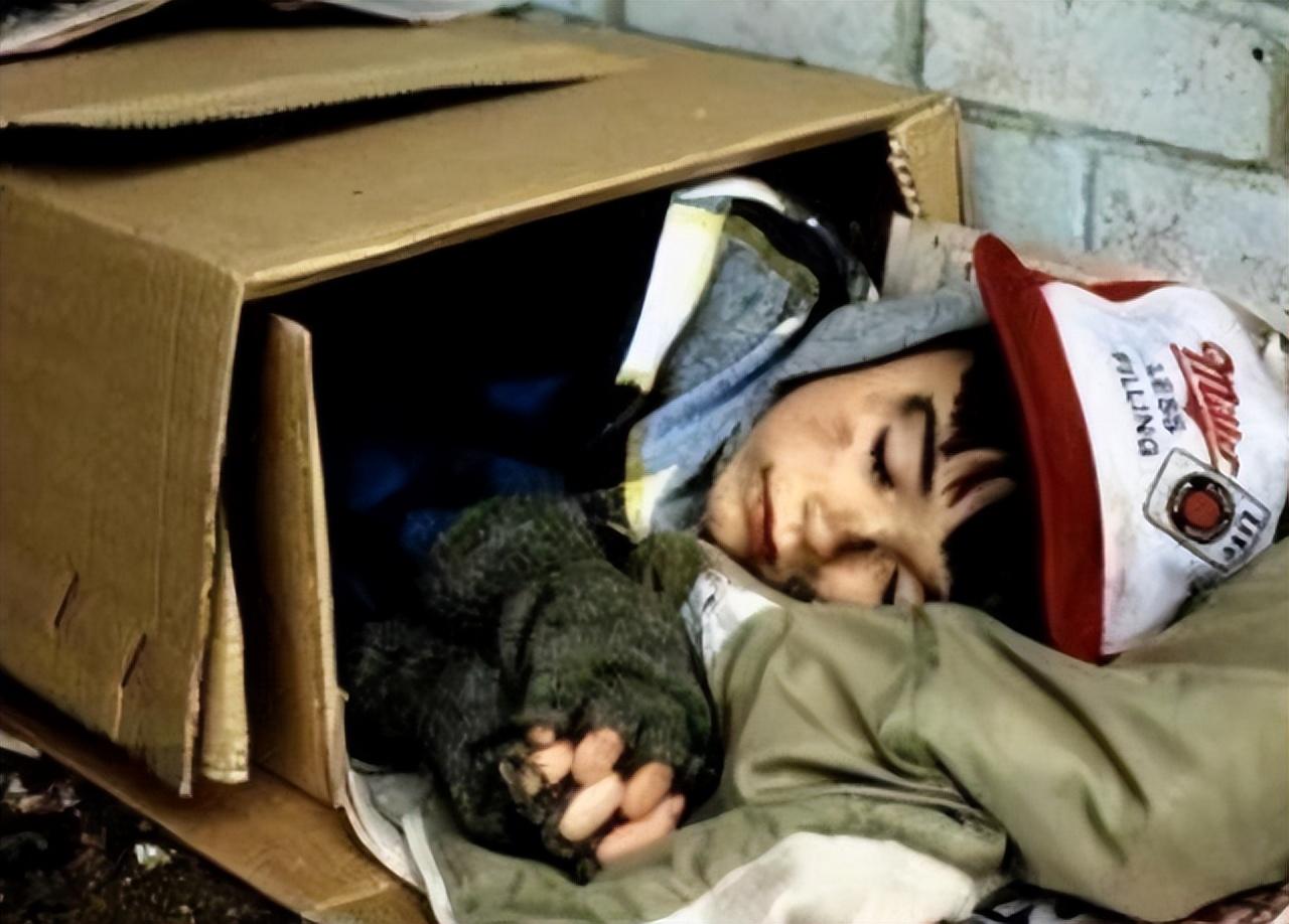 回顾:河南懒人杨锁到底有多懒,脚不沾地吃饭靠喂,23岁