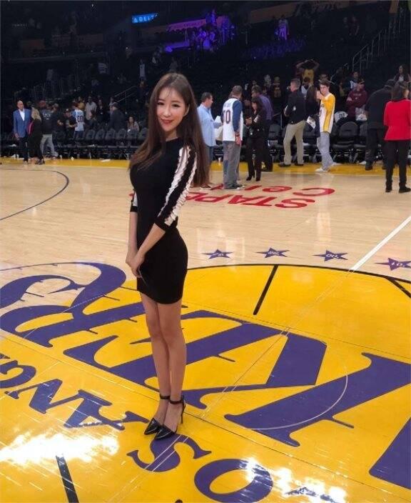 nba主播周玲安,身材傲人却嫁大17岁的美国丈夫,现过得怎样