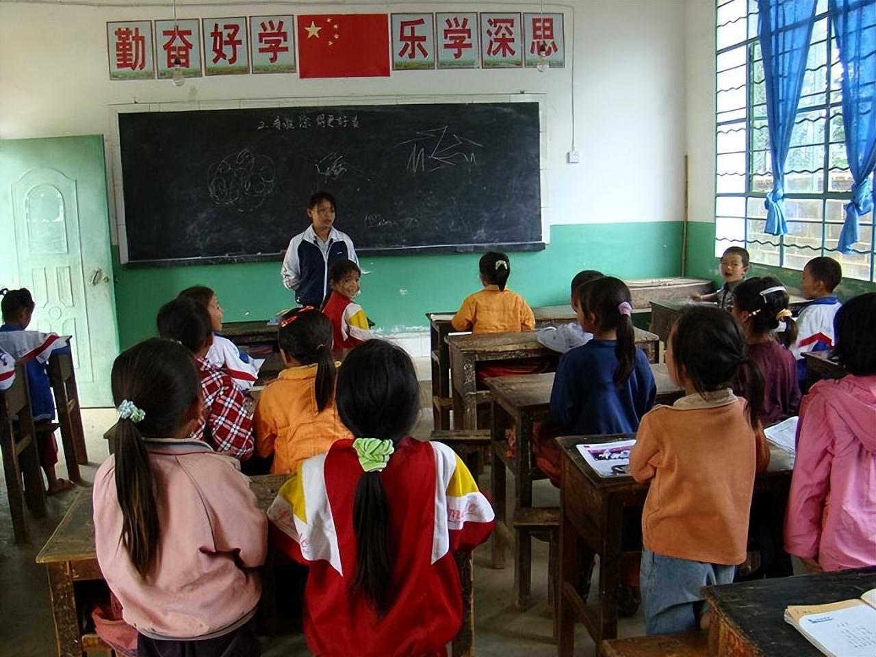 回顾:河南懒人杨锁到底有多懒,脚不沾地吃饭靠喂,23岁