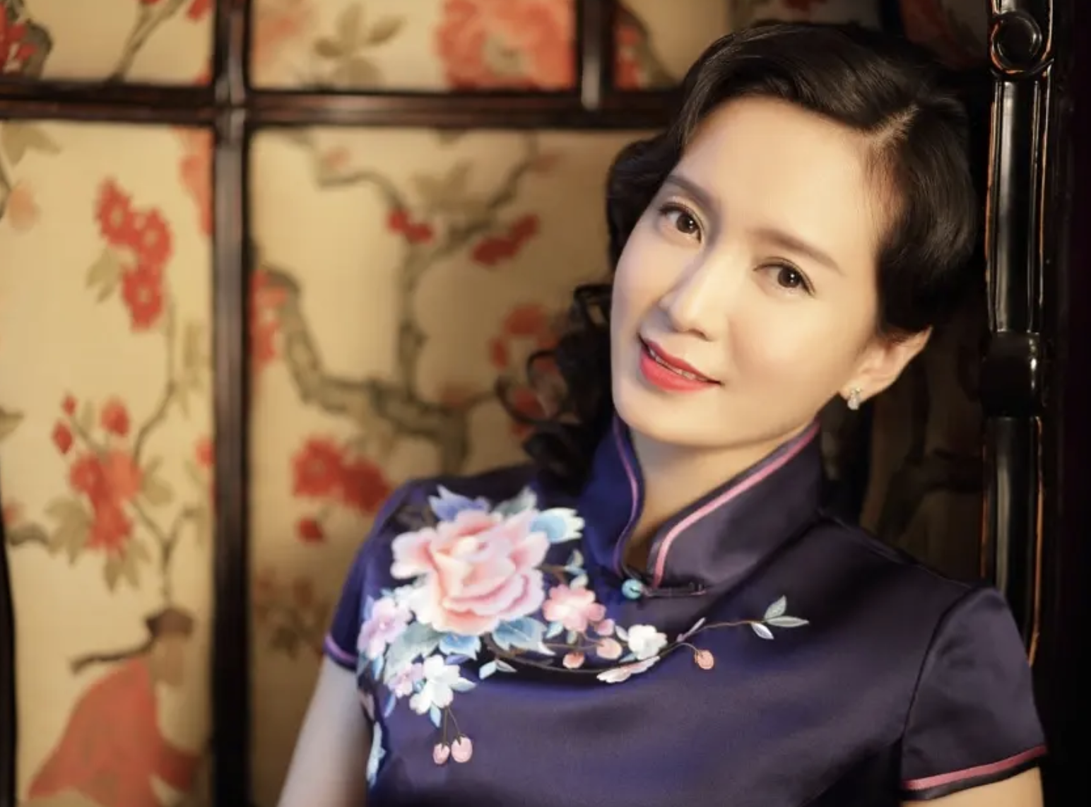 回顾胡小庭:母亲瘫痪,父亲截肢,双亲离世后,丈夫将她宠成宝