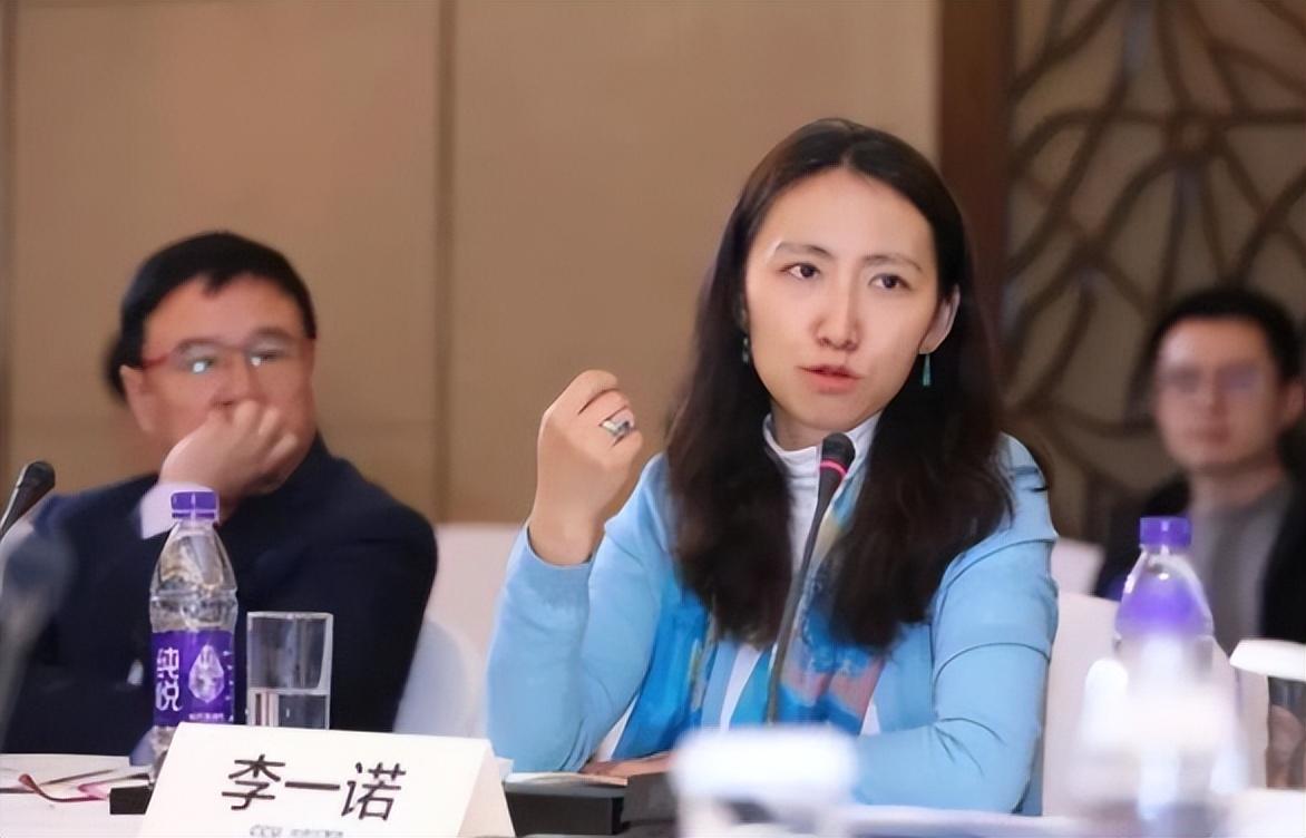 回顾"清华才女"李一诺:27岁毕业4年生3个娃,替"世界首富"花钱