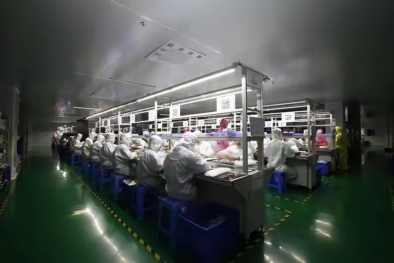 这种无尘车间工作太压抑了,手机不带进车间,进出穿脱太麻烦,在一起
