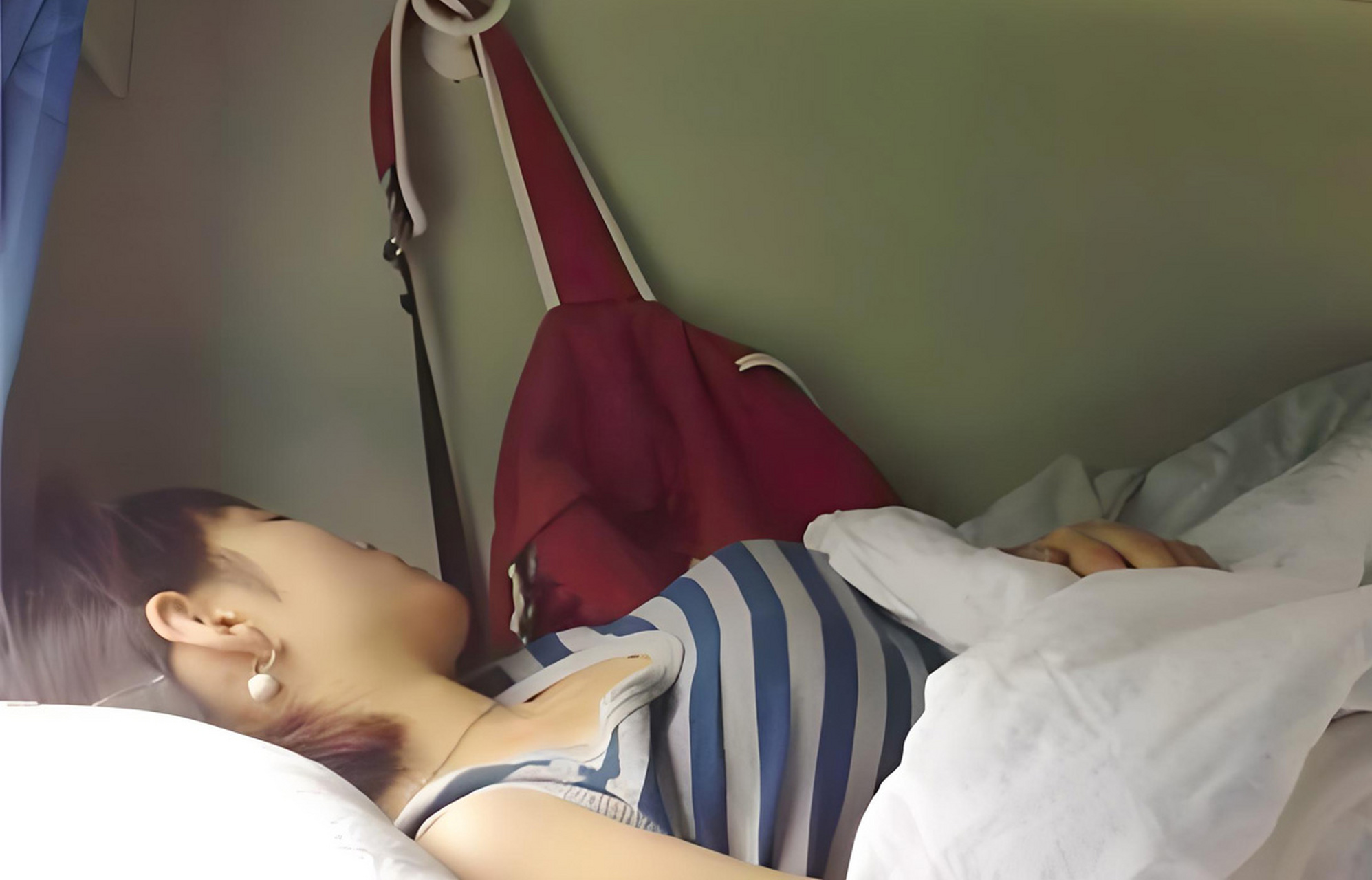 吕某某饮酒后,在列车软卧车厢裸露身体,面对女乘客躺在铺位上,其间还