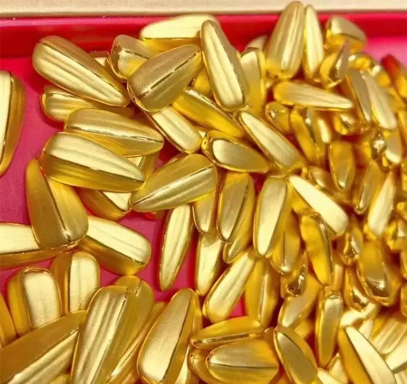 1962年,江苏溧阳,村民董法清正在清理鱼塘