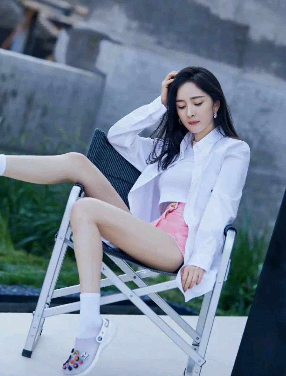 杨幂胸大腰细腿长