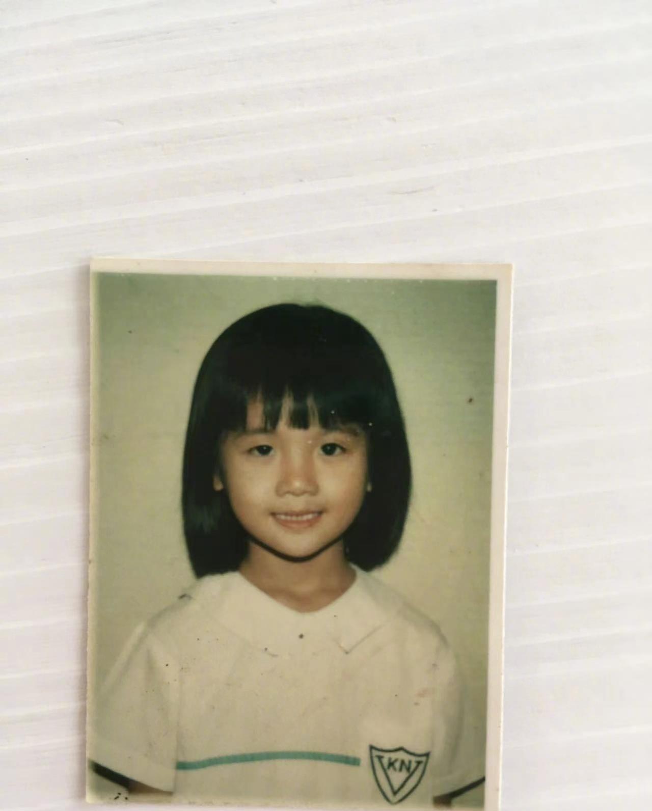 阿sa父亲节晒全家福!妈妈罕见露脸,儿时照大公开,超级无敌可爱