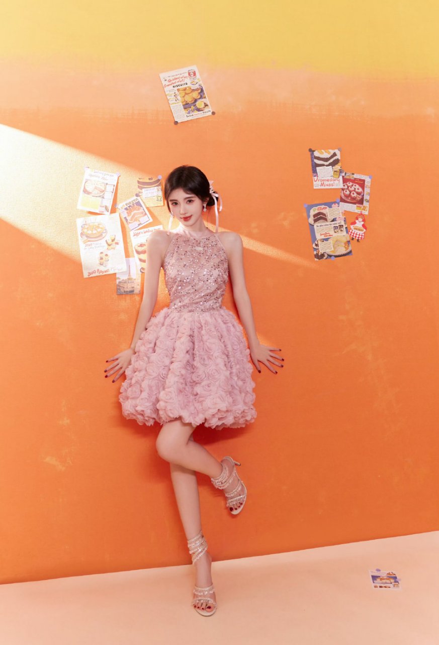 鞠婧祎惊艳亮相,一字带高跟搭配美腿玉足,时尚指数爆表!