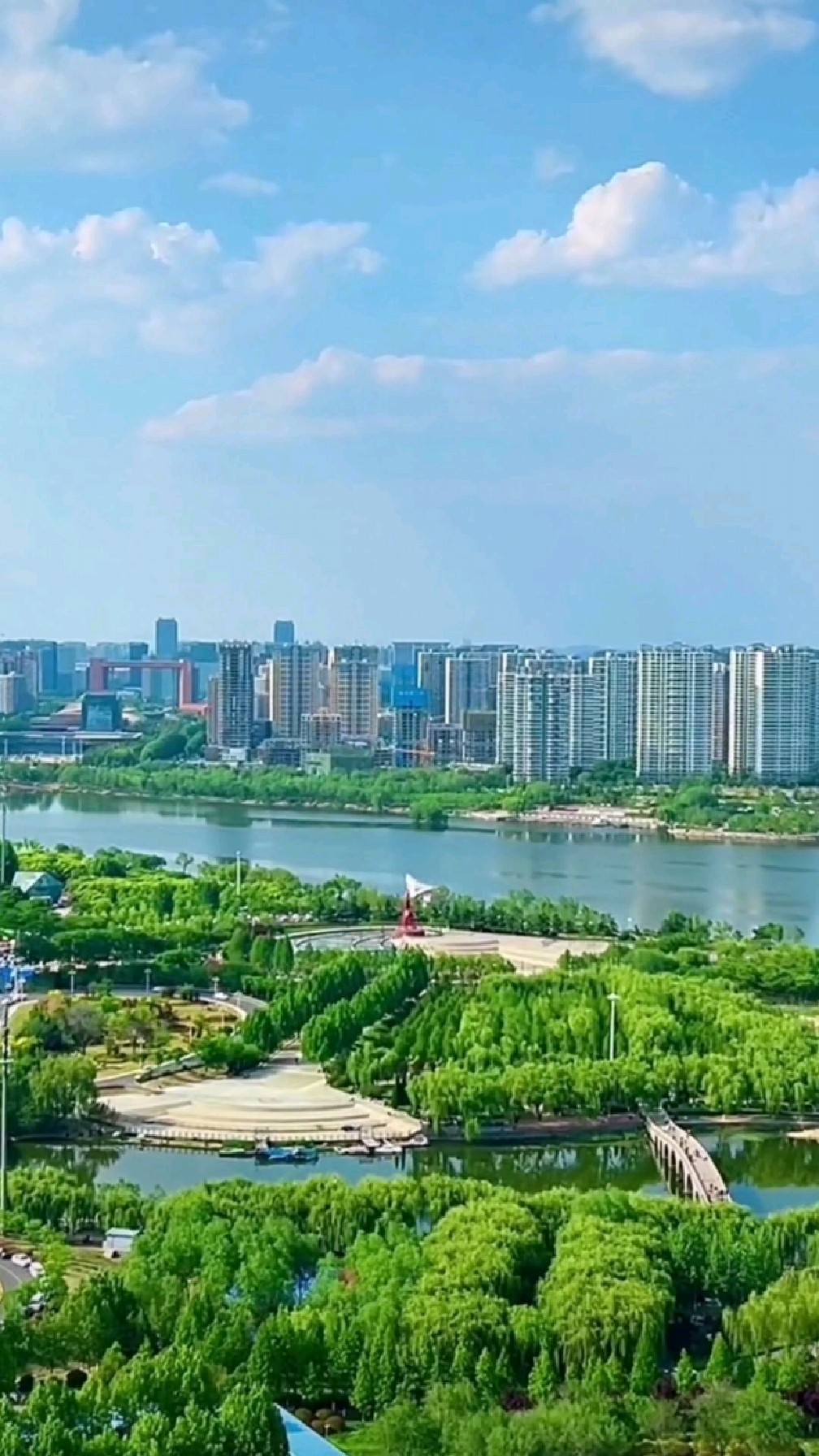 山东临沂凤凰广场,蓝天碧水,沂河环流,碧水如羽,风光旖旎