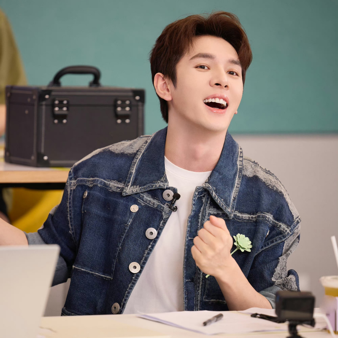 网友晒出偶遇李佳琦前助理付鹏的合照,看起来他的状态非常好,感觉瘦了