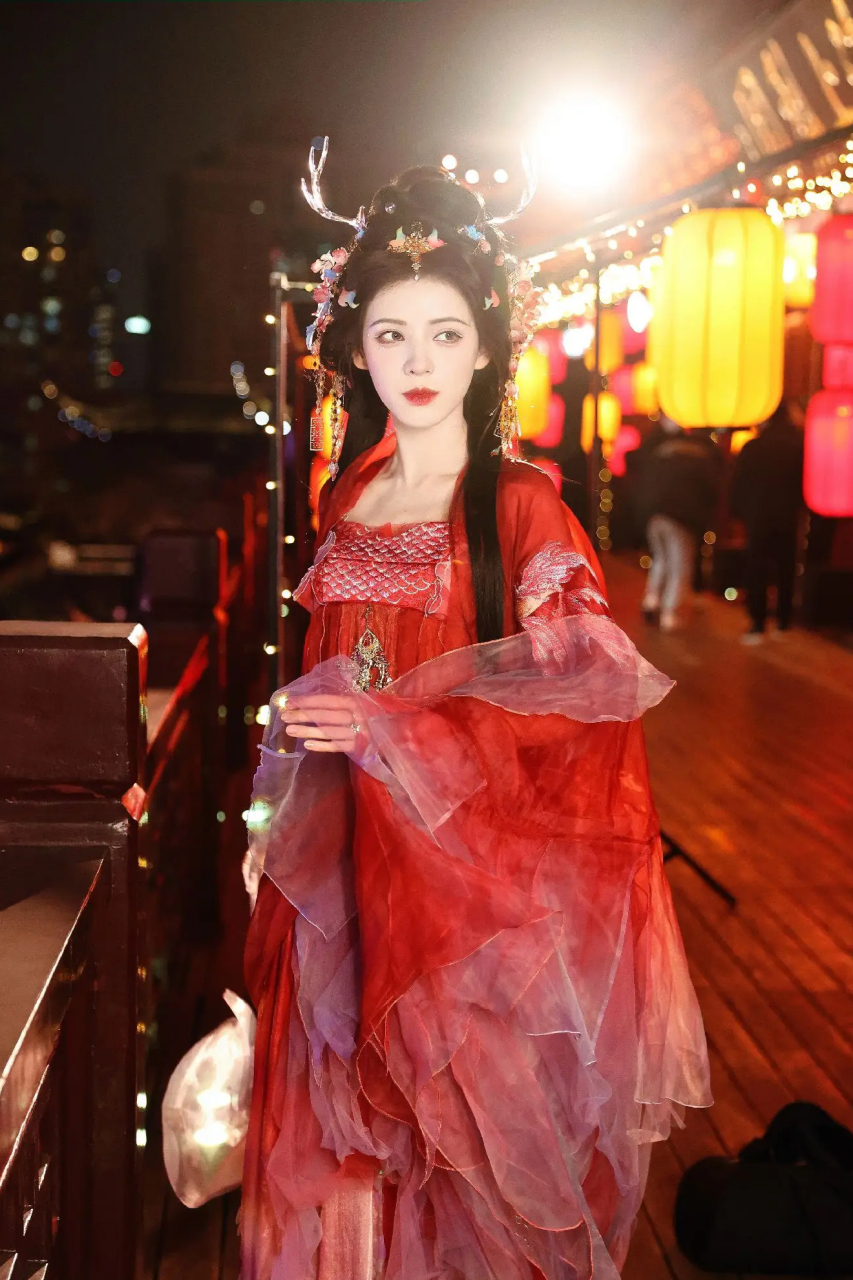张予曦演绎国风新高度,红衣妆造诠释汉服之美