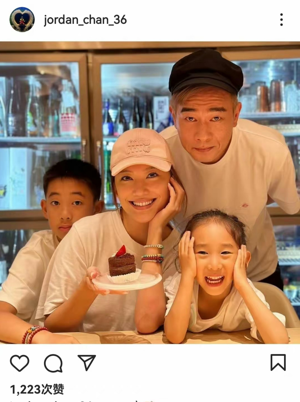 陈小春应采儿晒一家四口合照,大儿子越长越帅气,小儿子反而越来越像