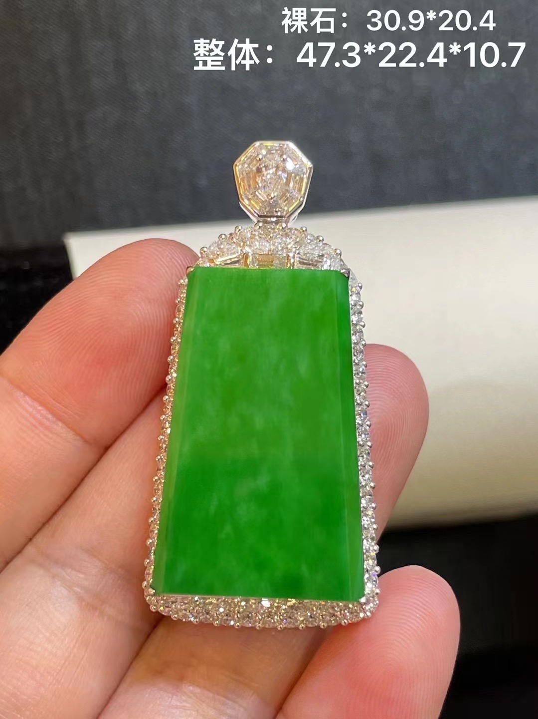 冰种辣阳绿无事牌大吊坠,完整,颜色浓郁,18k白金豪华镶嵌大足反钻石