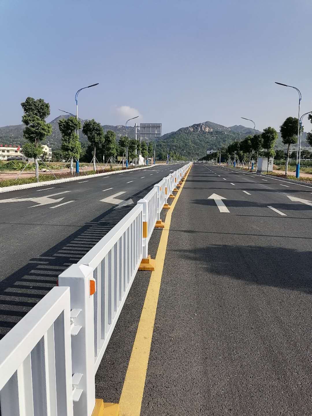 交通公路护栏图片