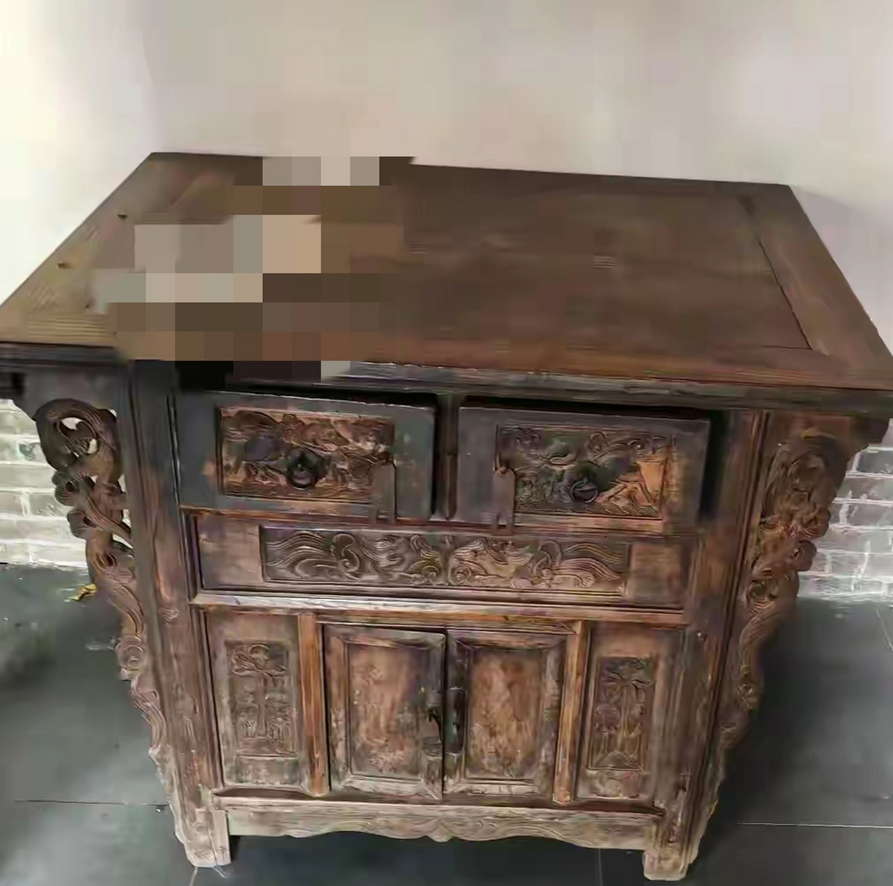 朋友收购的清朝时期的老木柜,只花了500元,我觉得他赚翻了.