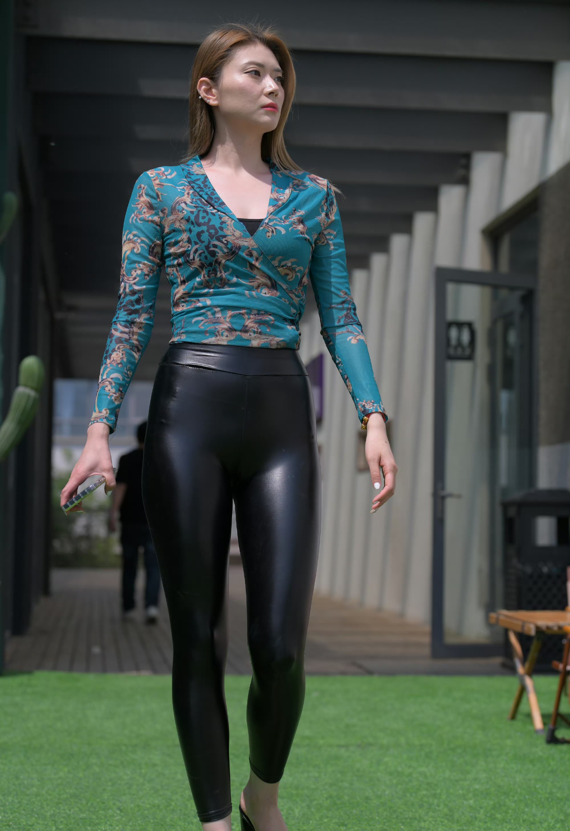 黑色高腰九分长皮裤搭配皮拖:随性又有时尚感