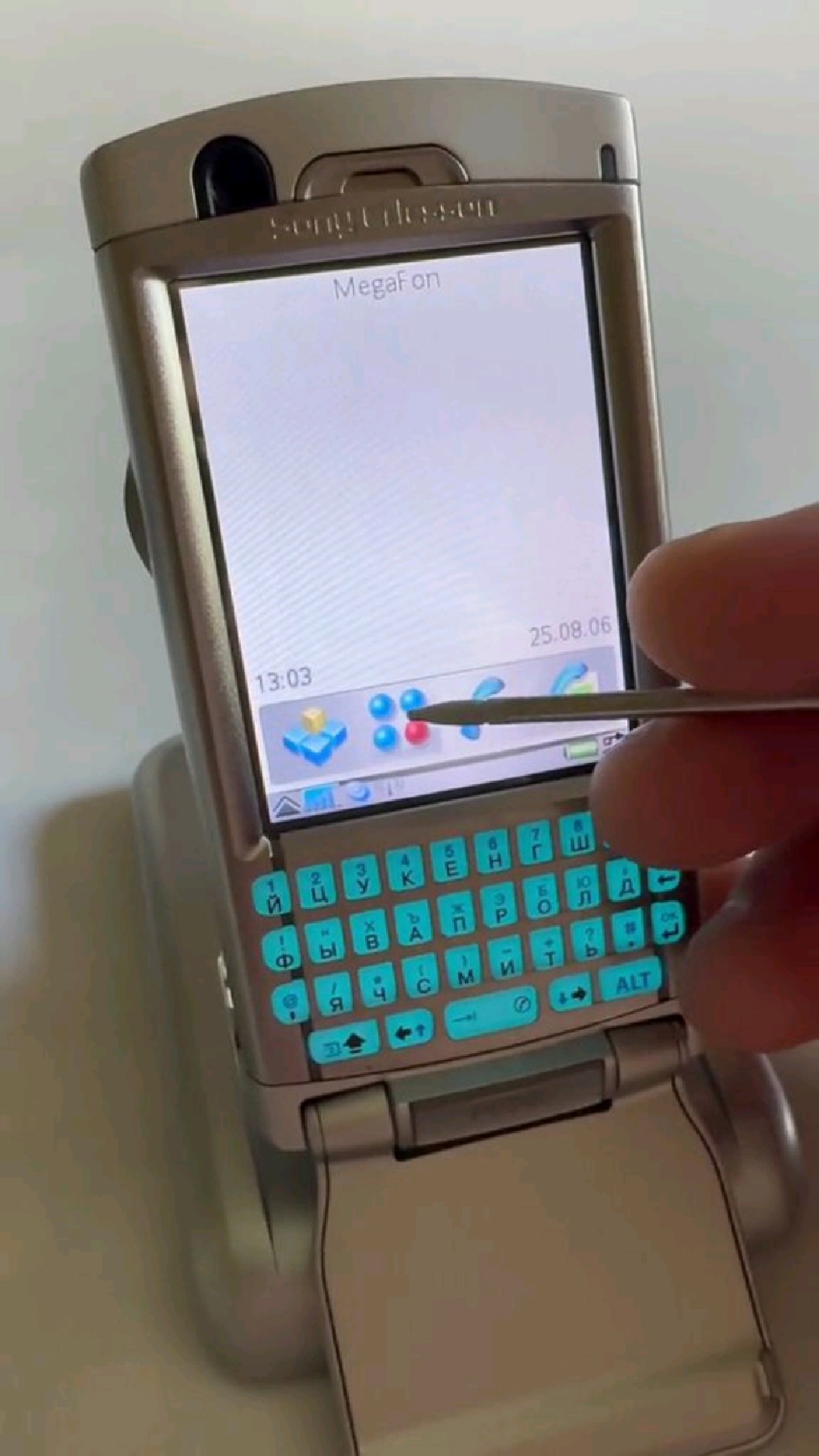 回顾经典系列,索尼爱立信p990i键盘手机,手写触屏