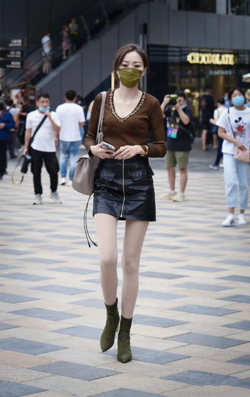 每当夜深人静之时,万籁俱寂,许多情绪便会喷涌而出.