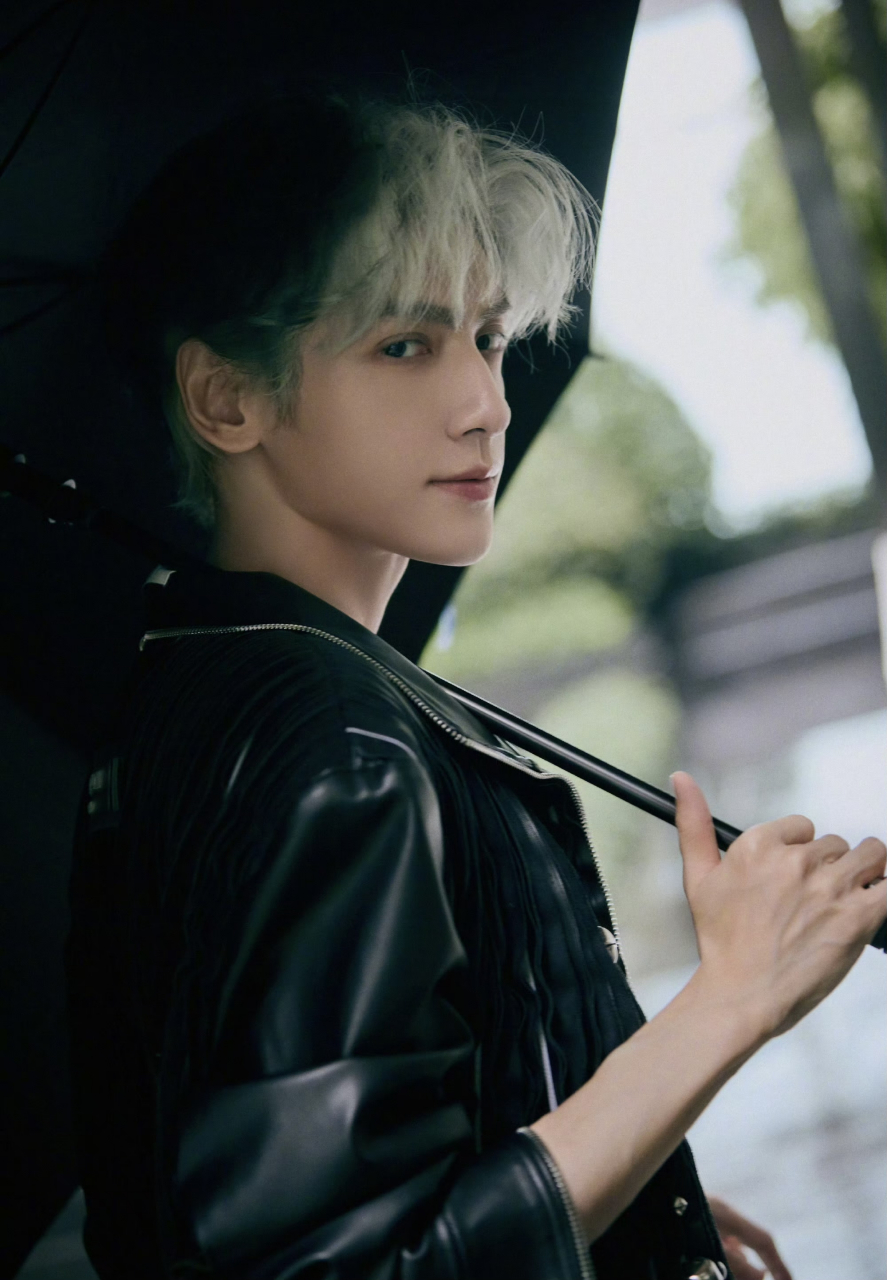 罗云熙如果再胖一点,应该就撑得起这个皮衣.