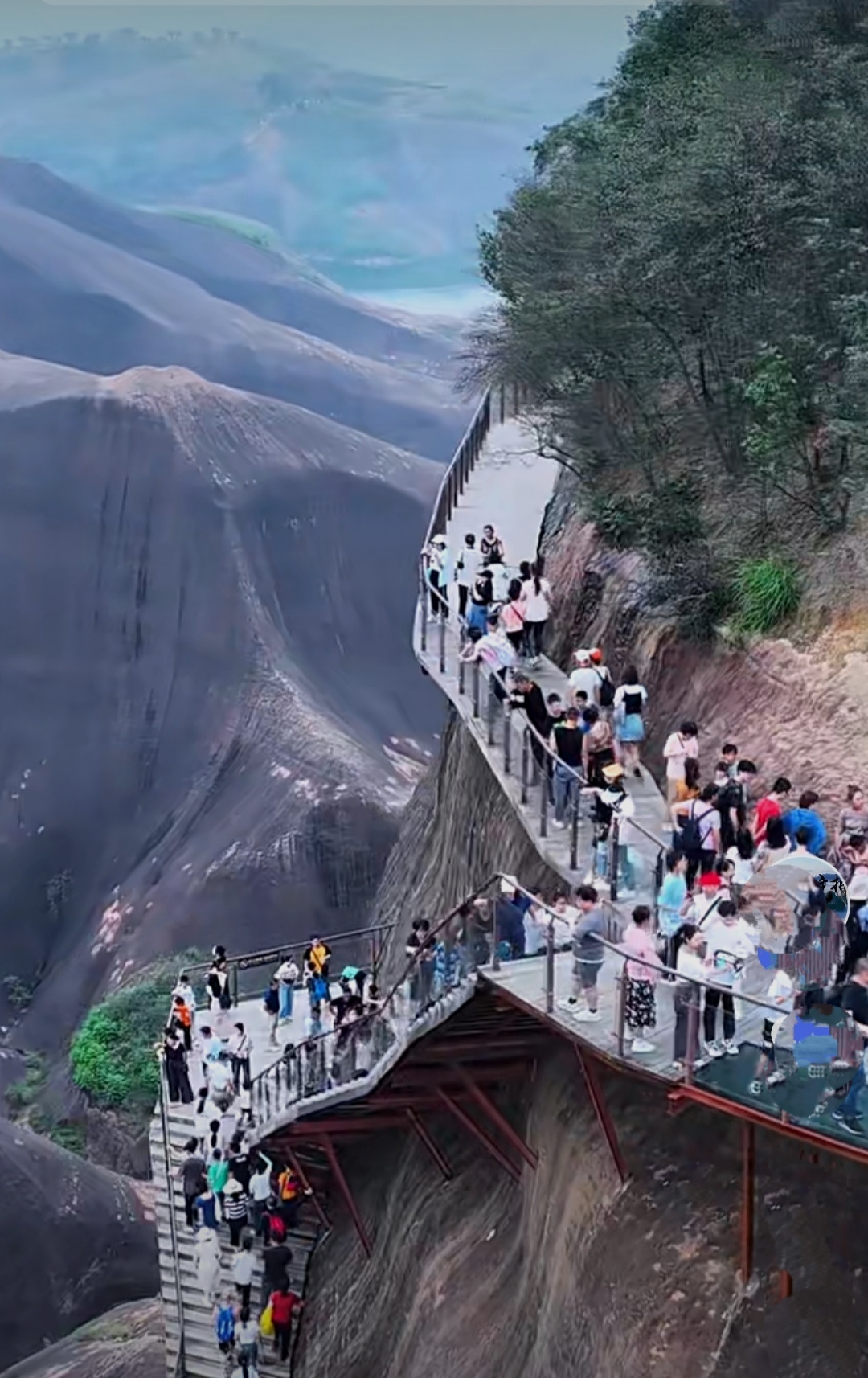 挪动一丝,你喜欢享受这种与峭壁零距离接触的感觉吗云台山空中旋梯