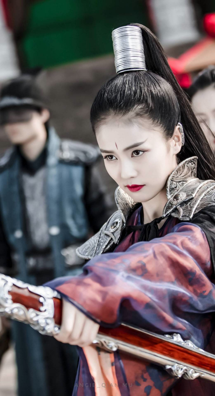 白鹿的剧妆造都是符合人物性格的招摇的高马尾,烈火军校的短发,临江仙