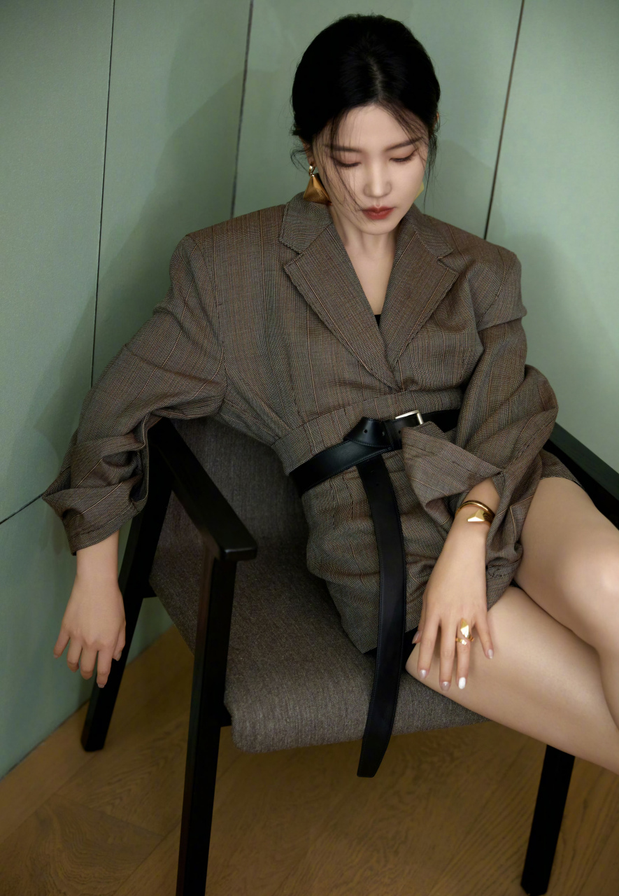 杨子姗,西服搭配马丁靴,精致的妆容,优雅性感!