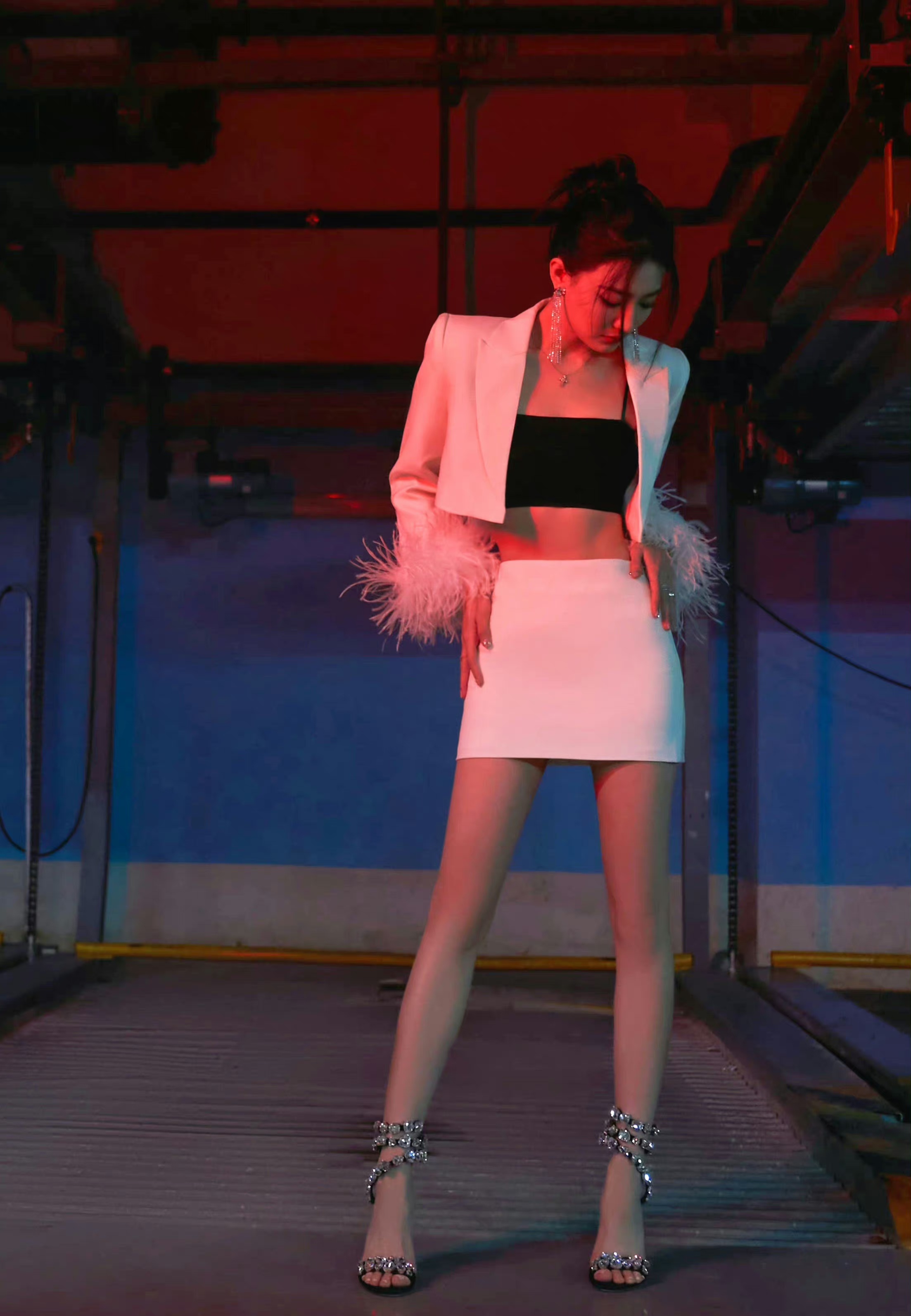 徐璐,黑色吊带搭配超短西服外套,短裙高跟鞋,性感十足!