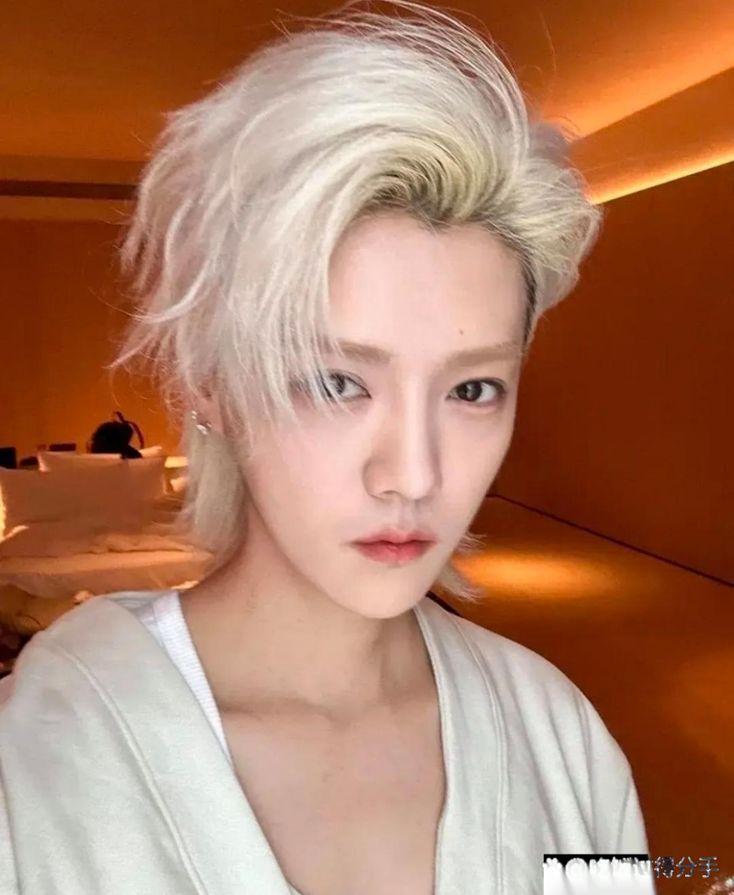 鹿晗在ins晒的银发照简直帅炸了