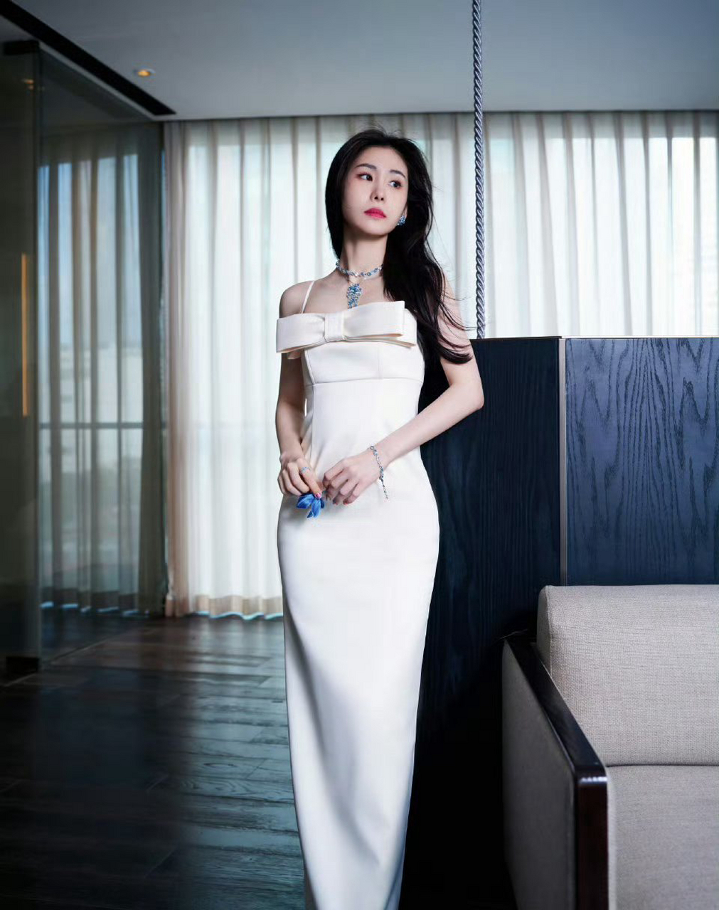 张碧晨酥胸半露,雪白事业线展露魅力,漂亮极了身穿白色抹胸裙,雪白