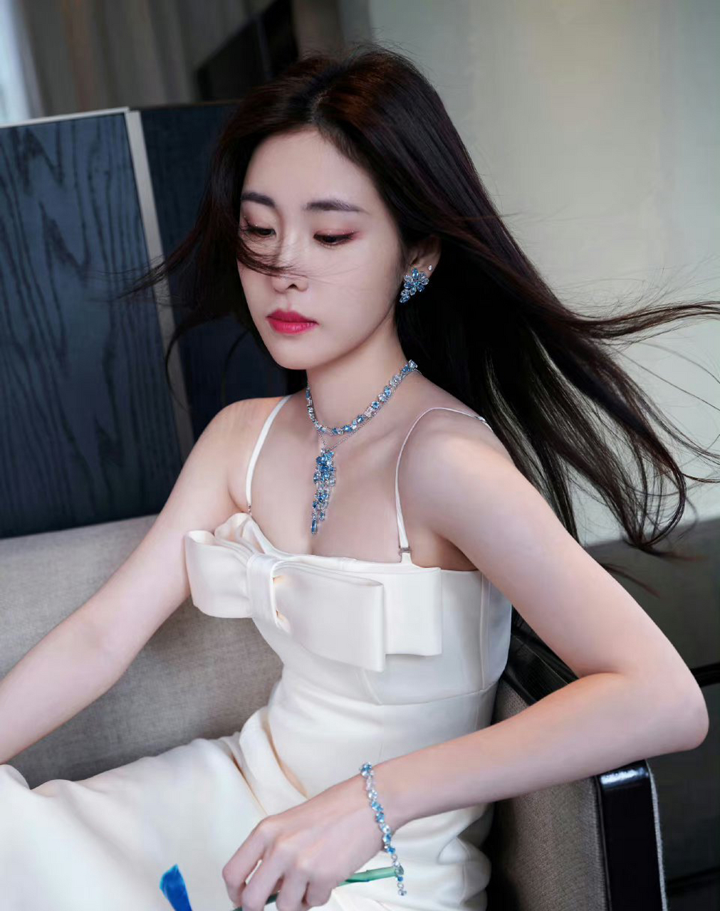 张碧晨酥胸半露,雪白事业线展露魅力,漂亮极了身穿白色抹胸裙,雪白