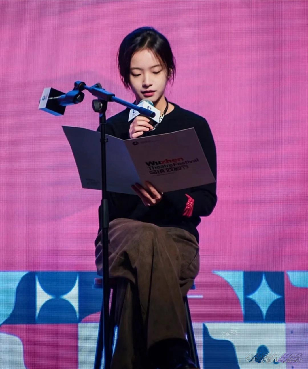 李庚希长得倒不是那种特别惊艳的美,但也有她自己的味道挺耐看的