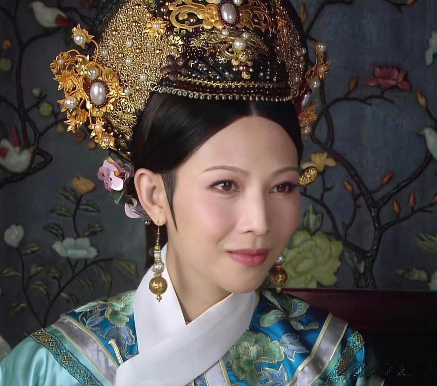 甄嬛传里的皇后一开始的妆容很是清丽脱俗